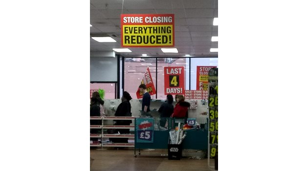 Разпродажбите заради затваряне на магазините са обичайна гледка.