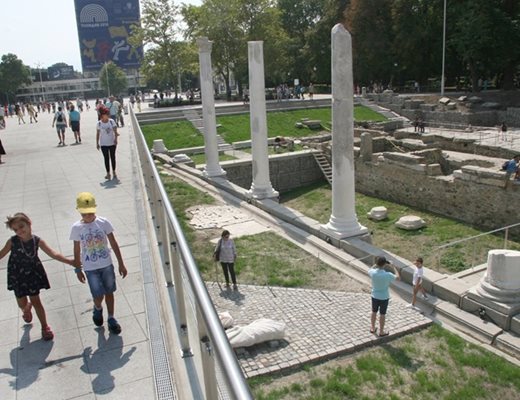Обновеният площад "Централен" в Пловдив с реставрираните западни пропилеи от Форума.