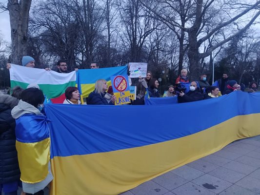 Украинци протестираха срещу войната в центъра на Пловдив. СНИМКИ: Авторът 