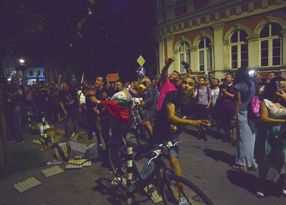 Протестиращи замерят с яйца партийна централа.