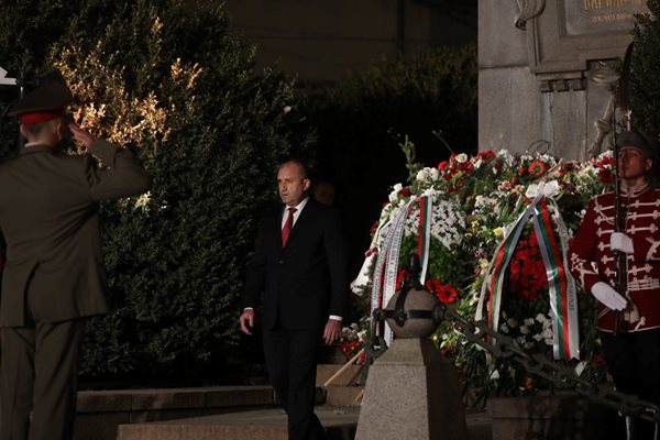 Президентът Румен Радев положи венец пред паметника на Васил Левски.