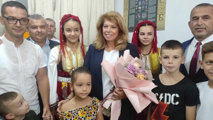 Вицепрезидентът Илияна Йотова откри учебната година в българското съботно-неделно училище в албанския град Елбасан. СНИМКИ: ВИНСЕНТ ТАНОВСКИ
