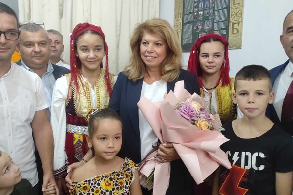 Вицепрезидентът Илияна Йотова откри учебната година в българското съботно-неделно училище в албанския град Елбасан. СНИМКИ: ВИНСЕНТ ТАНОВСКИ