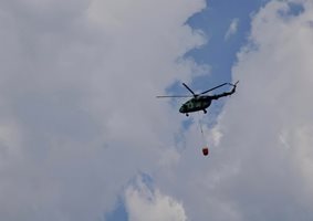 Военен хеликоптер се включи в гасенето на горския пожар над Стрелча
