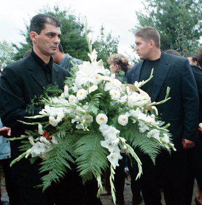Дарко Таминджич се появи с огромен букет на погребението на своя приятел Любо 
