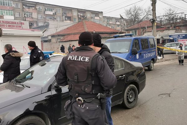 Органите на реда успяха да овладеят ситуацията в "Столипиново" след кървавото убийство. Снимки: 24 часа