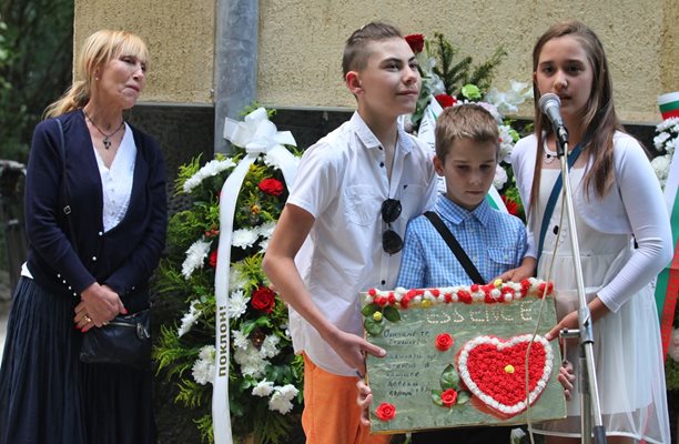 Ирен Кривошиева и децата от школата й направиха перлено сърце за Стоянка