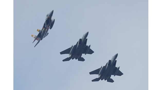 Изтребители F-15 на САЩ летят по време на учения в Украйна през 2018 г.