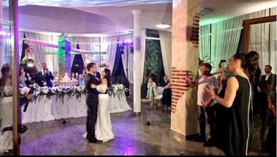 Ненчо и Катрин танцуват първия си сватбен танц на песента “Любов”, изпълнена от Мария Илиева. 
Източник: фейсбук на диджей Красимир Младенов.