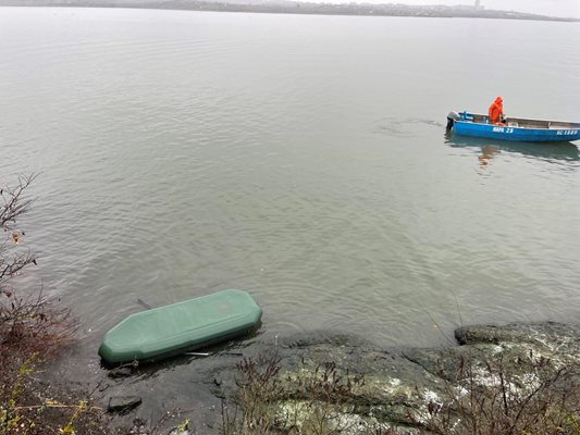 Откритата гумена лодка, с която двамата рибари са влезли в езерото, е без никакви пробойни.