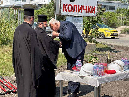 Двама свещеници осветиха началото на ремонта на "Рогошко шосе".