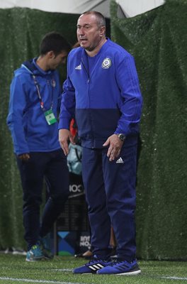 Селекционерът на Казахстан Станимир Стоилов крещи гневно към играчите си, които направиха само 1:1 при гостуването си на Андора.