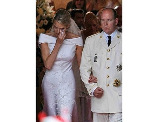 Южноафриканската шампионка по плуване на няколко пъти бе забелязана да плаче по време на венчавката си с принца на Монако през 2011 г.