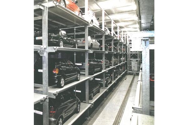 Колите може да се паркират в клетка една под друга в подземния паркинг, за да има повече място.