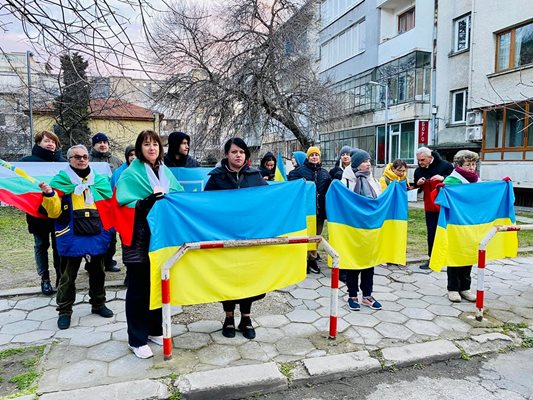 Тенисистката с някои от настанените жени на протест пред руското консулство