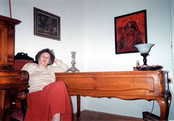 Стоянка Мутафова до пианото, на което майка й обичала да свири.