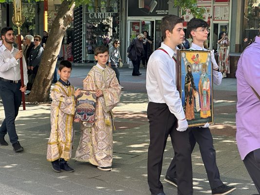 Ученици от Хуманитарната гимназия носят иконата на светите братя.