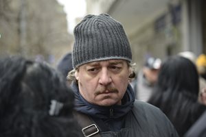 Отлага се делото на директора на Народния театър Васил Василев срещу Камен Донев