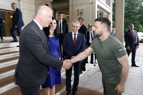 Премиерът Николай Денков, вицепремиерът Мария Габриел и председателят на НС Росен Желязков посрещат украинския президент Володимир Зеленски