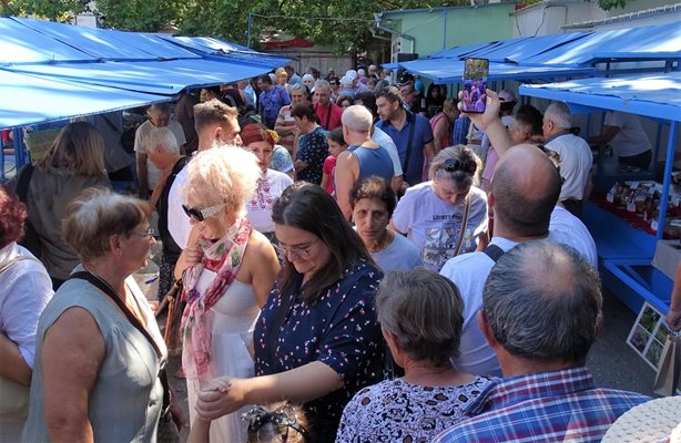 Блъсканица за стоки от производител настана на фермерския пазар в Търново