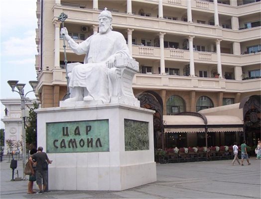 Паметникът на цар Самуил в центъра на Скопие