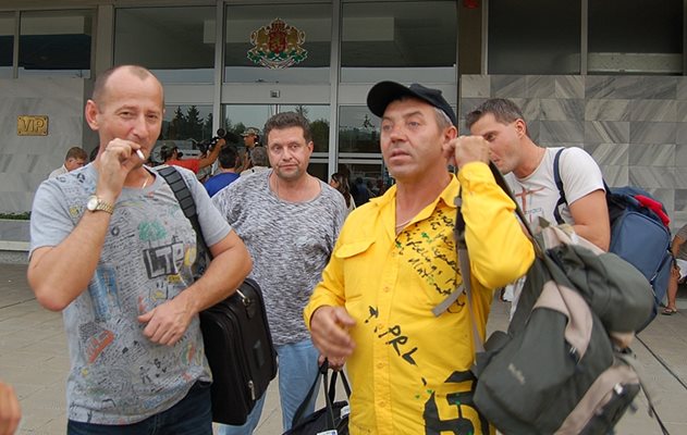 Музикантите от група “Любэ” пристигат за концерт на летището във Варна. Вляво е беквокалът Анатолий Кулешов, впоследствие загинал в автомобилна катастрофа. Долу - последната жертва на прокобата стана баскитаристът Павел Усанов.