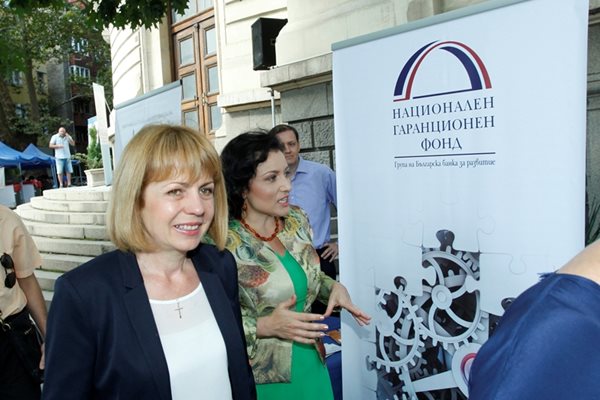 Министър Десислава Танева и кметът Йорданка Фандъкова се спряха и пред щанда на Българската банка за развитие, която е партньор на фермерския пазар, организиран от в. “Български фермер”.