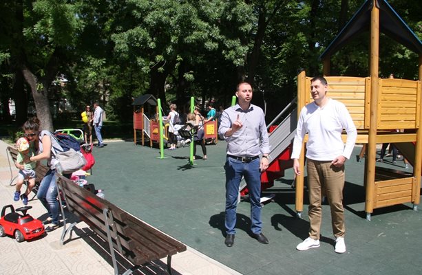 Иван Тотев и Борислав Инчев откриха новата площадка в парк "Белите брези". Снимка: Евгени Цветков