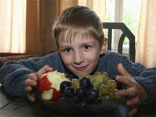 Поне по 4 различни вида плодове или зеленчуци месечно трябва да се дават на децата по програмата "Училищен плод".
СНИМКА: “24 ЧАСА”