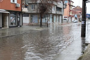 Силен дъжд наводни улици в Пазарджик, река излезе от коритото си в Сърница (Снимка)