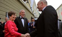 Президентът и съпругата му на оперна премиера в Залцбург. Радева с черен тоалет