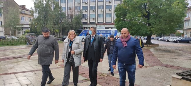 Кандидатите на ДПС за президент и вицепрезидент Мустафа Карадайъ и Искра Михайлова пристигат за предизборна среща в Бяла Слатина.