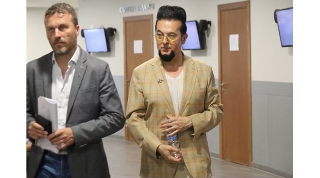 Евгени Минчев се яви в  Софийския районен съд с елегантен летен костюм.
 
СНИМКИ:
 РУМЯНА
 ТОНЕВА