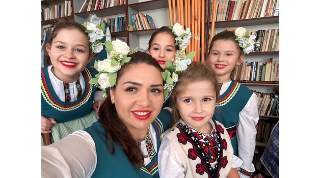 Старши полицай Николета Костадинова е завършила училище с профил “Хореография и народно пеене”