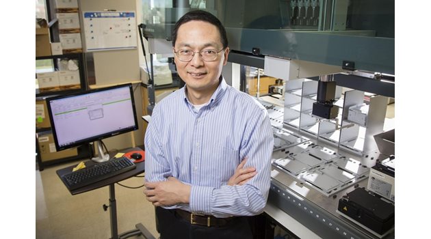 Хуеймин Джао успя да пробуди "спящите" гени в бактериите и откри нови перспективни кандидати за суперлекарства.
