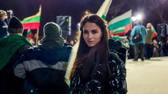 Стоянова на големия петъчен протест във Войводиново