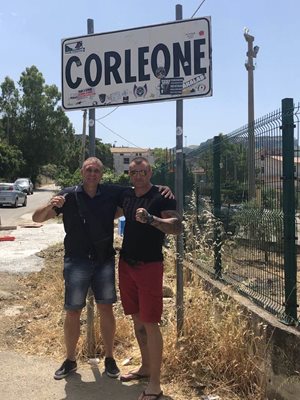 Данчо Пръча и приятел позират пред табелката на мафиотския град Корлеоне