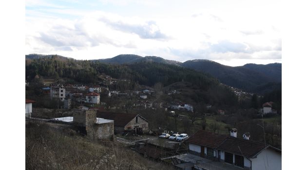 Смолянското село Полковник Серафимово, което се наричало тогава Аламидере почита делото на Дели Дана