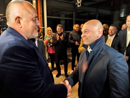 Борисов поздрави Костадин Димитров (вдясно) за представянето му на изборите.