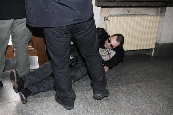 Златомир Иванов се свлече на земята, след като направи няколко крачки и влезе в сградата на Съдебната палата. 
СНИМКА: ГЕРГАНА ВУТОВА