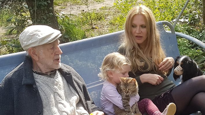 90-годишният Ицко Финци написа книга с шестгодишната си дъщеря Матилда