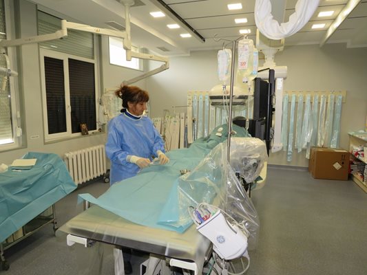 Медицинската сестра Нелка Димитрова подготвя пациент за инвазивна процедура.