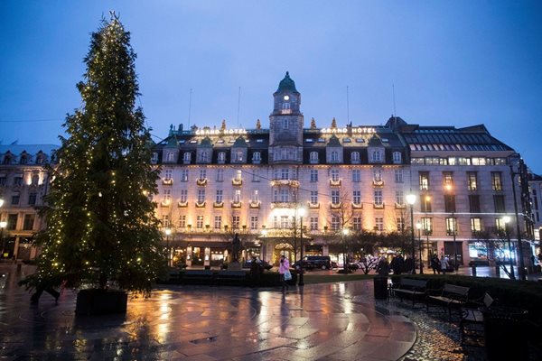 Коледното дърво пред "Гранд хотел" в Осло, Норвегия