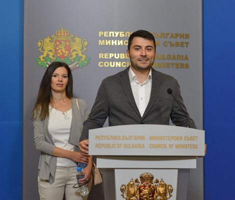 Желяз Андреев  и приятелката му благодариха на правителството след срещата.