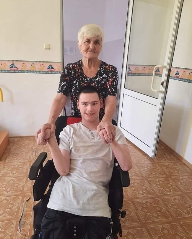 Баба Ани се грижи сама за 19-годишния си внук