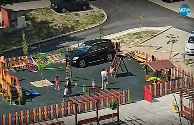 Джипът се врязъл в детската площадка