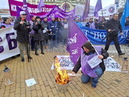 По време на протеста участниците в него запалиха кофи, пълни с дърва, за да покажат как ще трябва да се греем, ако централите спрат и няма достатъчно ток. 
СНИМКА: ВЕЛИСЛАВ НИКОЛОВ