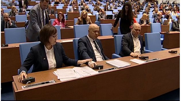 Георги Свиленски се появи в парламента с превързана ръка, а Корнелия Нинова демонстрира загриженост. 
СНИМКИ: СТОПКАДЪР БНТ