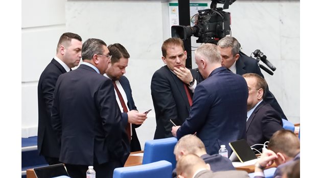 Групата на Ахмед Доган в парламента се изписва “ДПС - ДПС”.