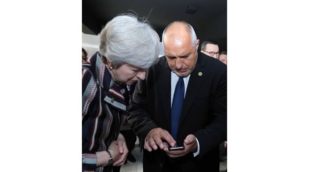 Преди началото на срещата на върха в Познан премиерът Бойко Борисов показа на Тереза Мей снимки от разбитата фабрика.